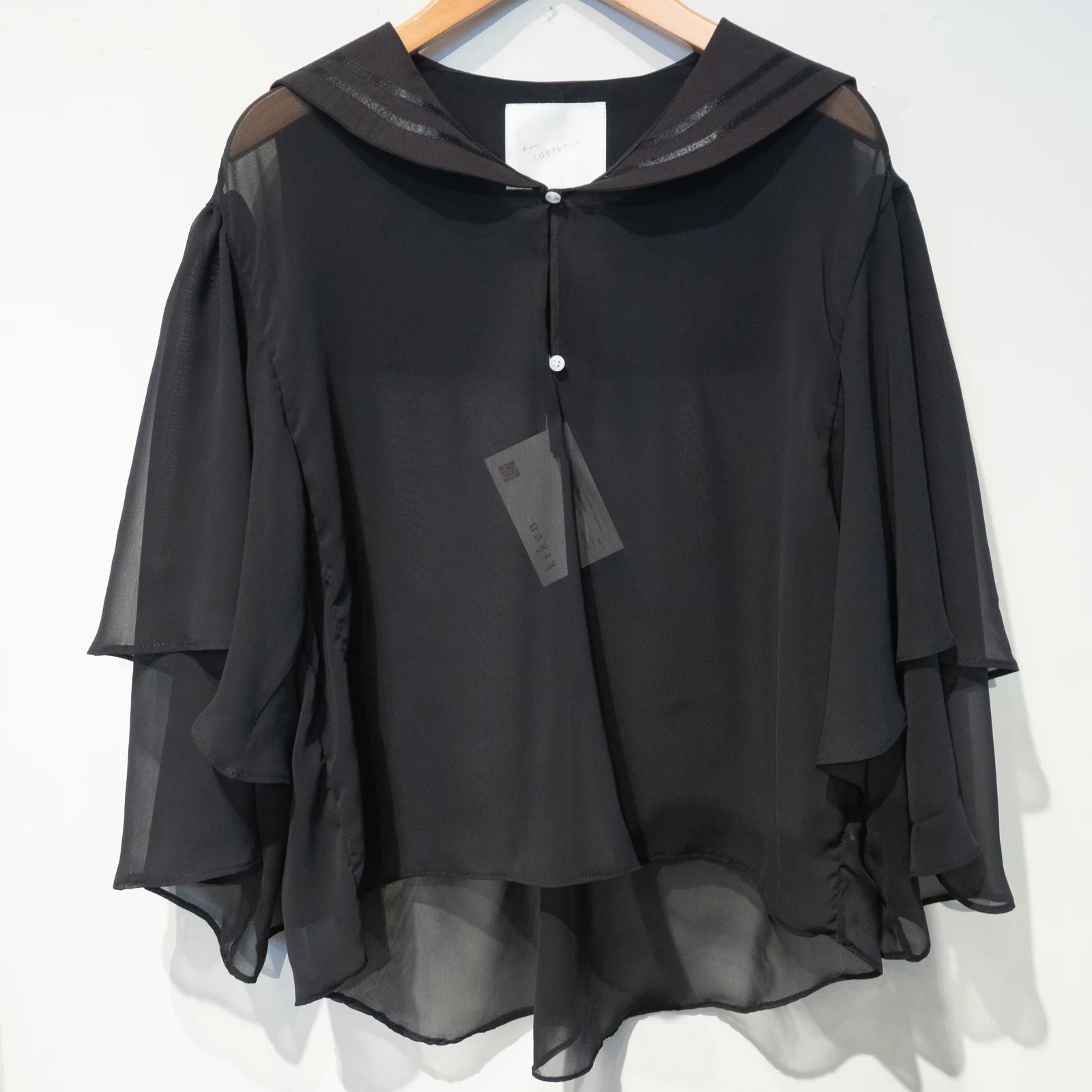 フリピエ × pre- — 黒いセーラーカラーの衣服、正面