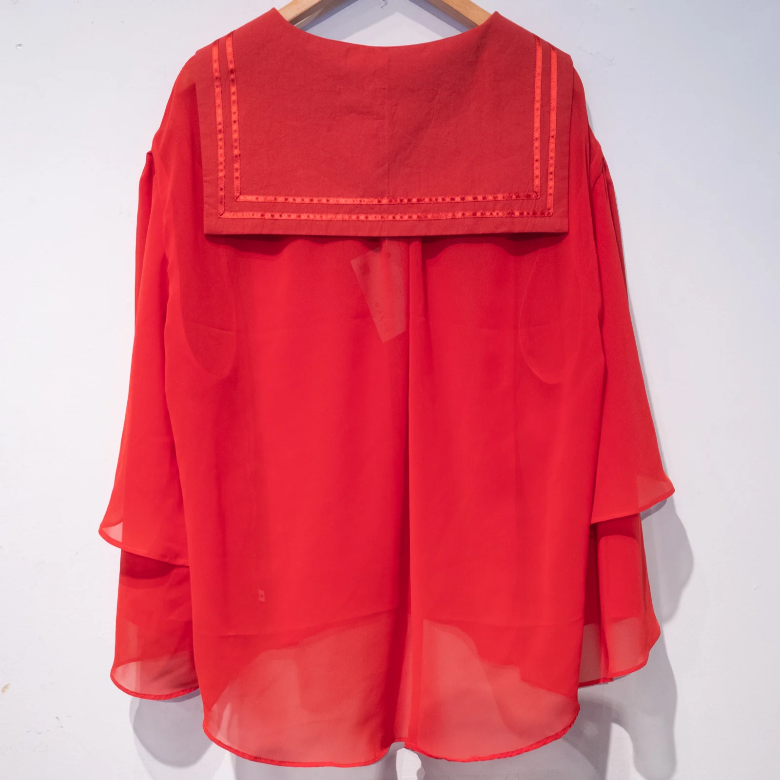 フリピエ × pre- — 赤いセーラーカラーの衣服、背面