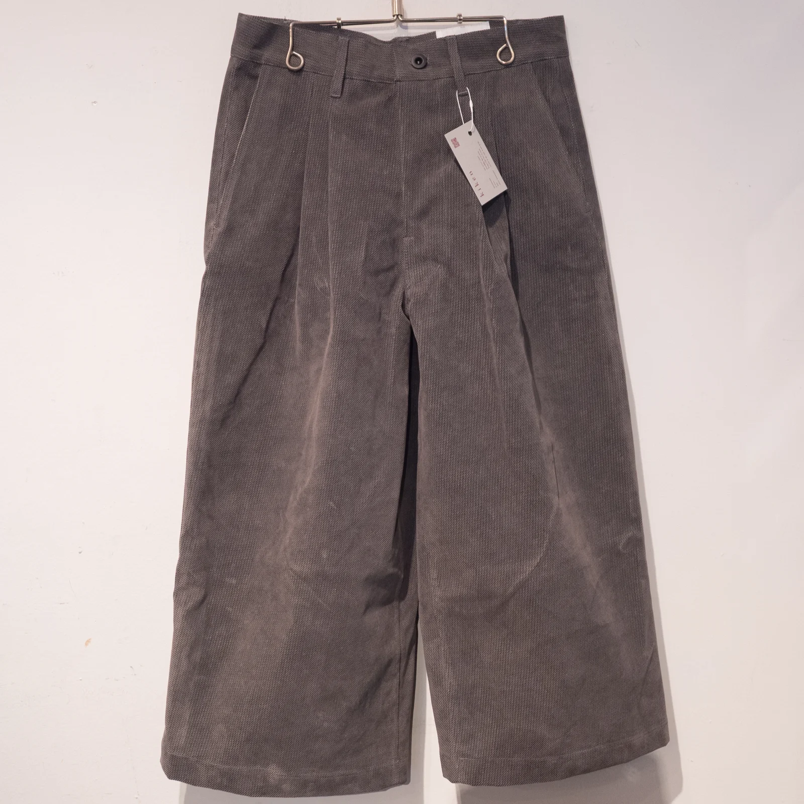 26SS — グレーのパンツ、正面