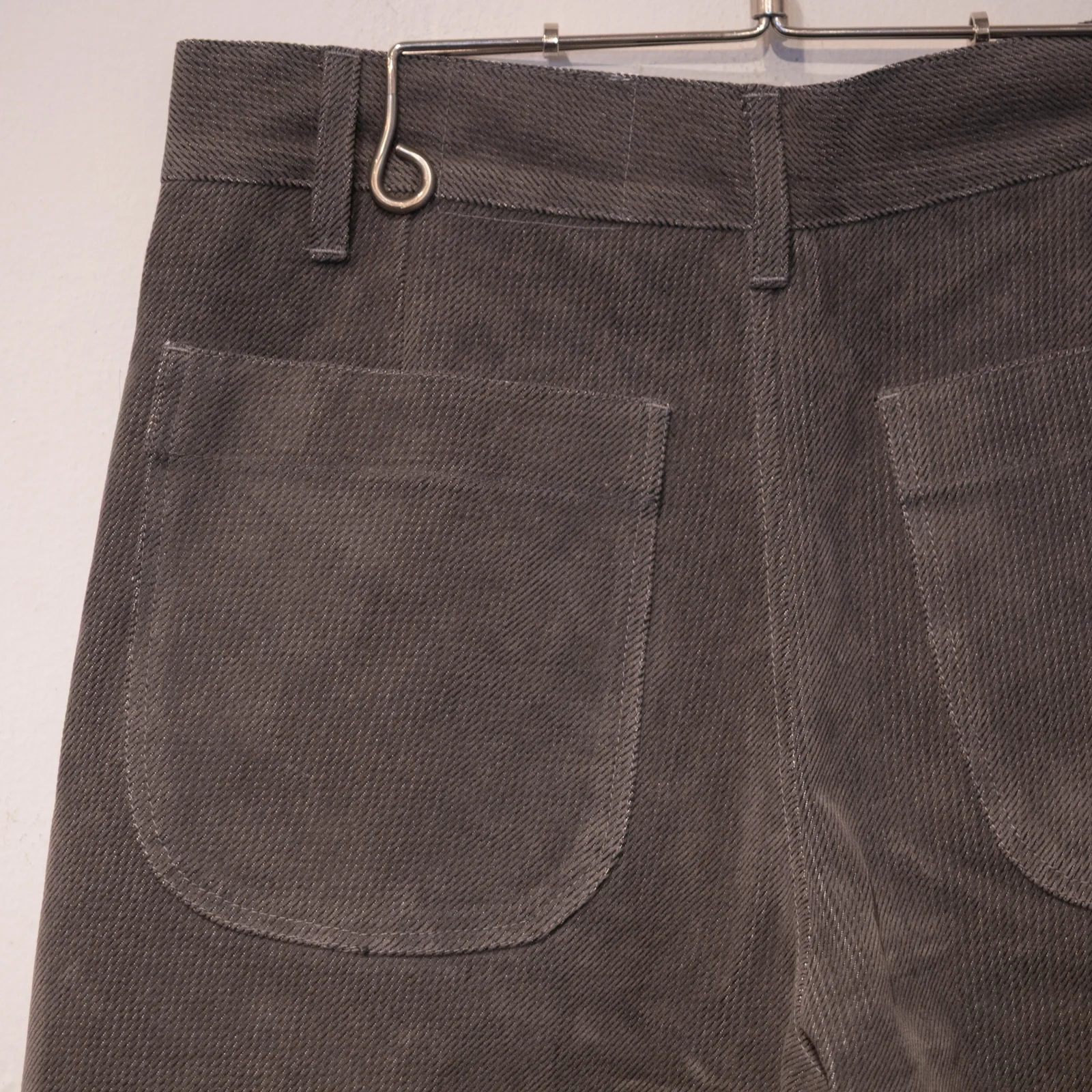 26SS — パンツのポケットと留め具