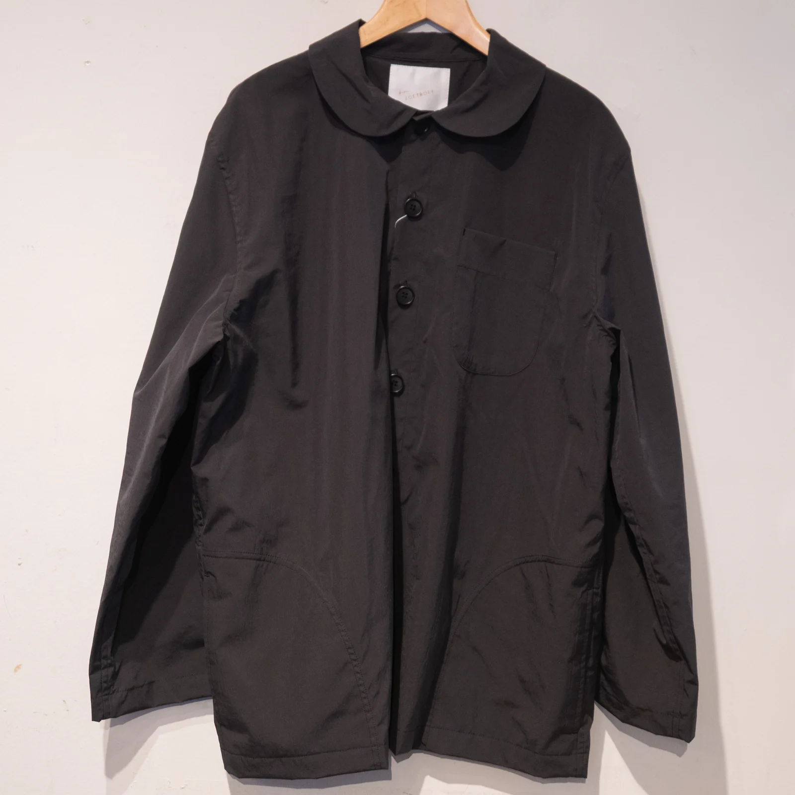 フリピエ × pre- — 黒い丸襟の衣服、正面