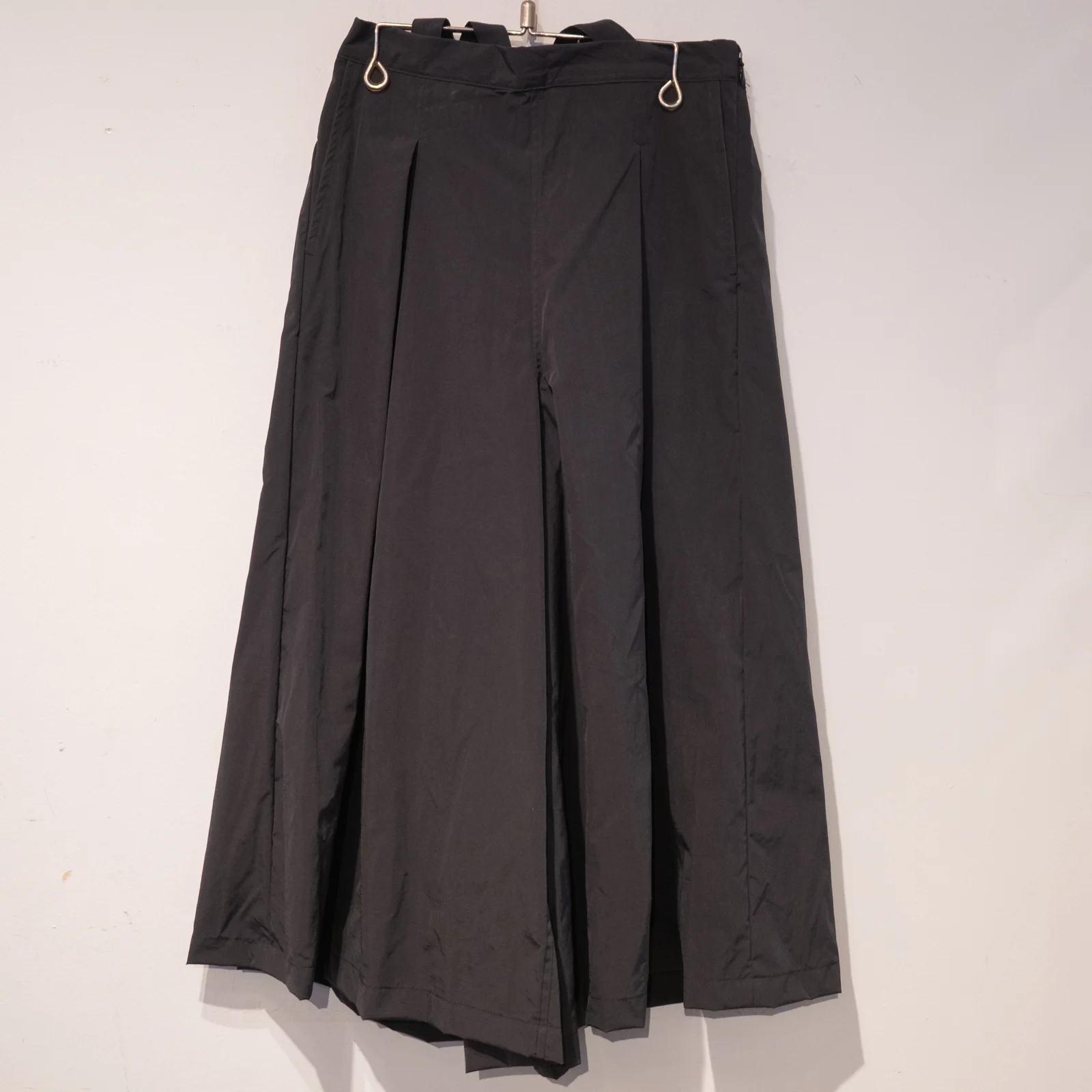 フリピエ × pre- — 黒いパンツ、正面