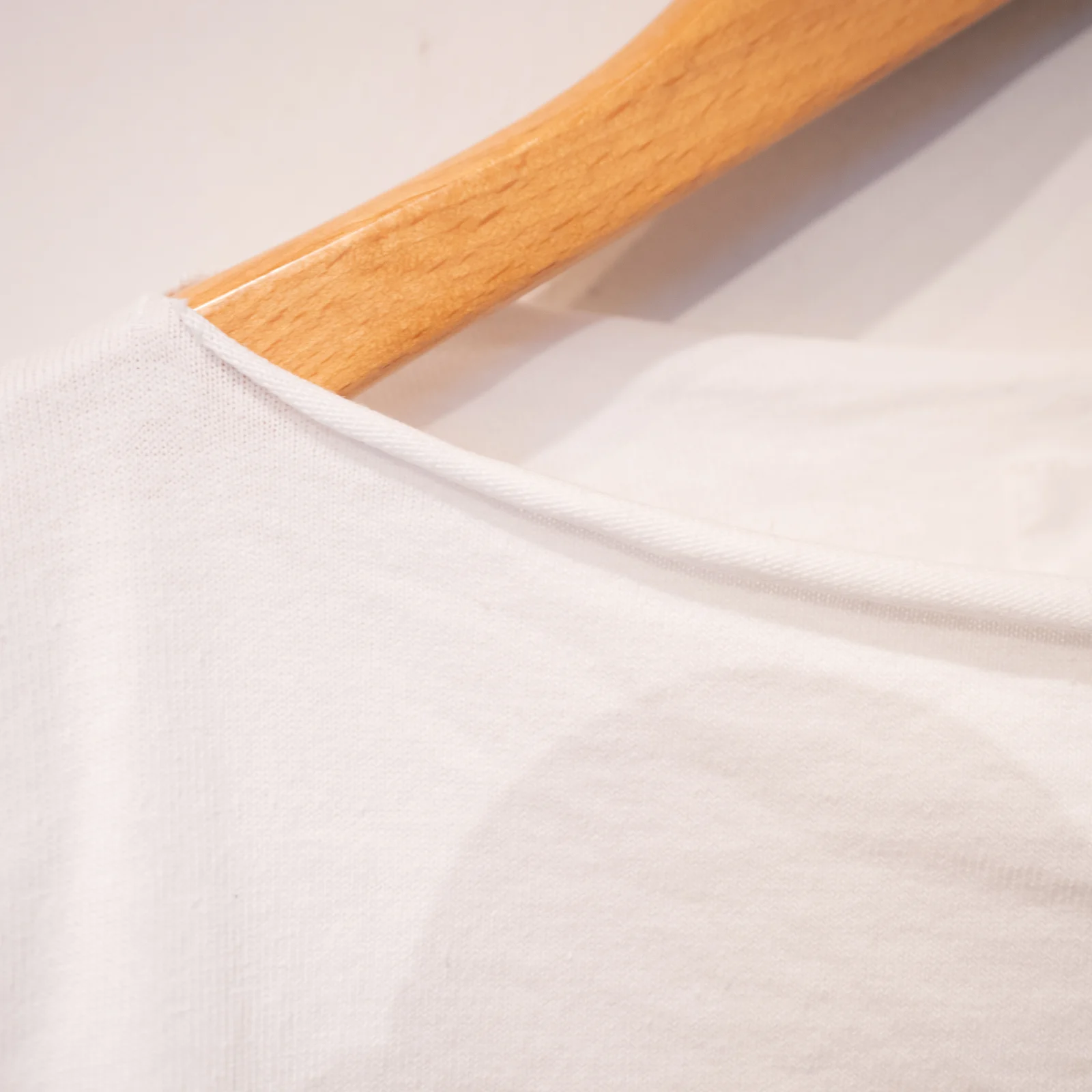26SS — 白いTシャツの襟元