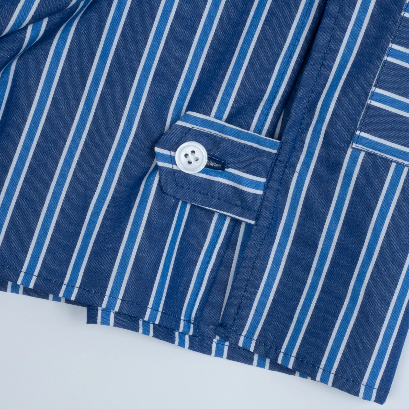 DOLMAN PULLOVER SHIRTS — カフスの調整ボタン