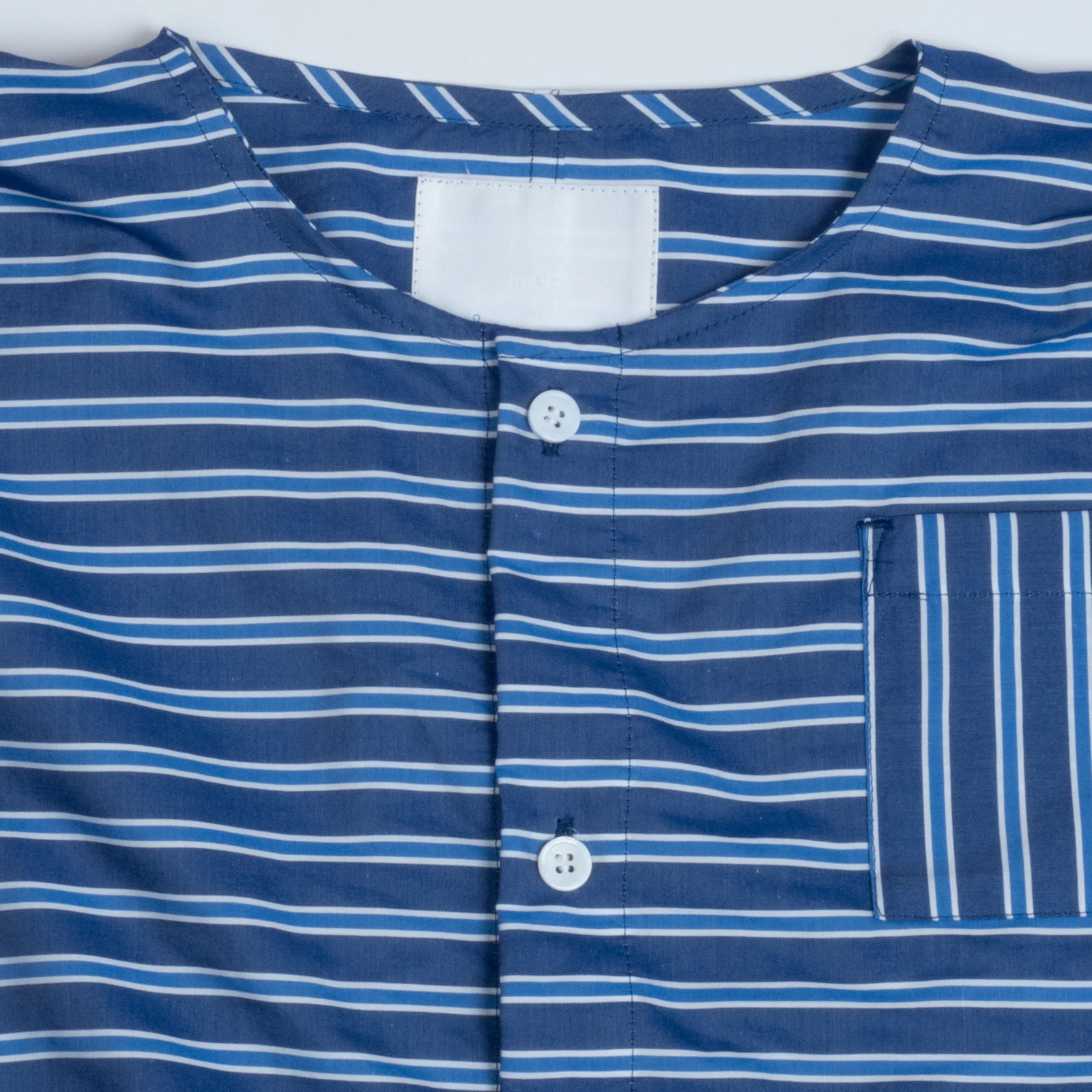 DOLMAN PULLOVER SHIRTS — 襟元と前開き