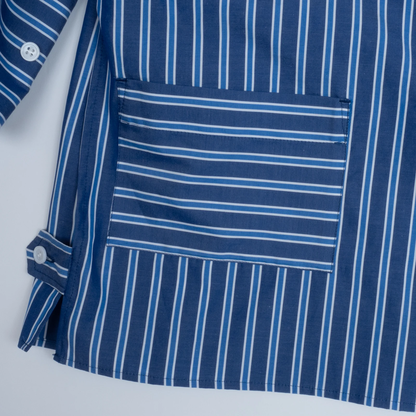 DOLMAN PULLOVER SHIRTS — 裾付近のパッチポケット
