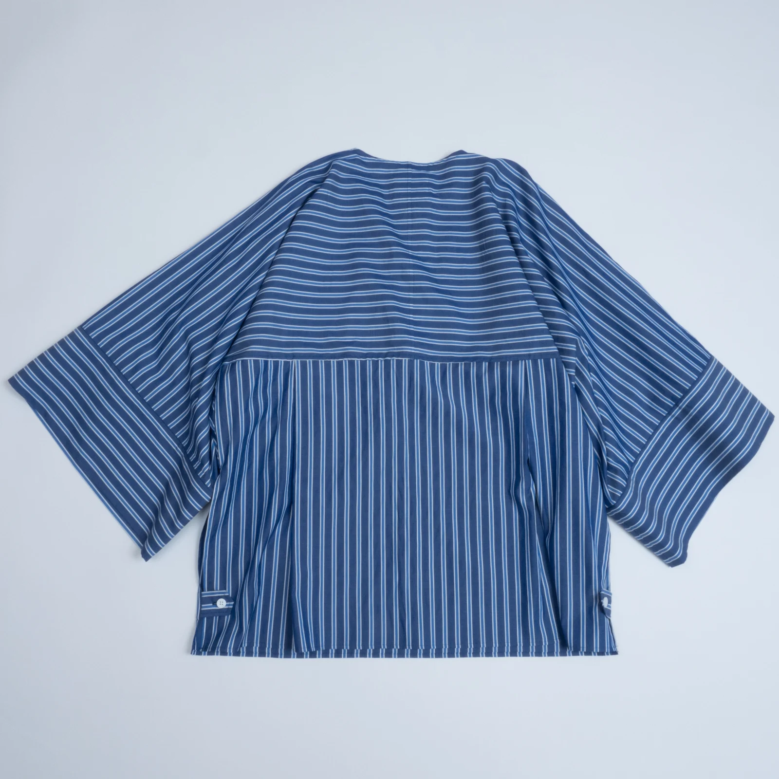 DOLMAN PULLOVER SHIRTS — 背面：身頃と袖のシルエット
